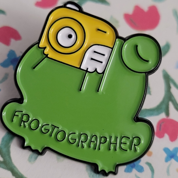 Frogtographer Frog With A Camera Enamel Pin - Picture 8 of 10